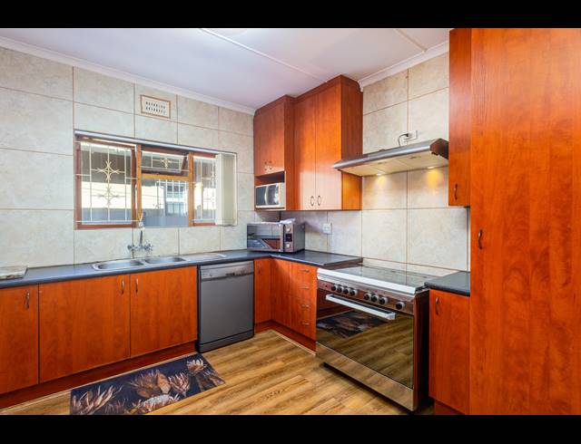 3 BEDROOM FREEHOLD FOR SALE IN CHURCHILL ESTATE